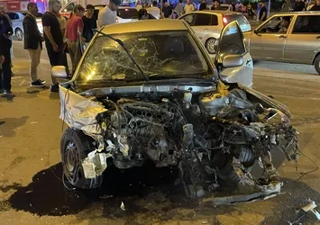 Mersin’de feci kaza! Otomobil ikiye bölündü: 3 kişi yaralandı