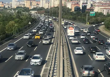 İstanbul'da deprem sonrası trafik yoğunluğu