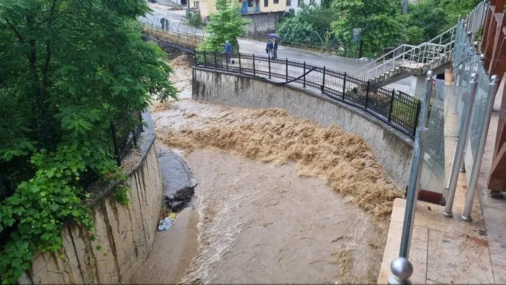 Sağanak yağış Düzce’de hayatı felç etti! Batı Karadeniz’de sel ve heyelan tehlikesi