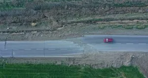 Ürküten görüntü! Yollar 4 metre kaydı