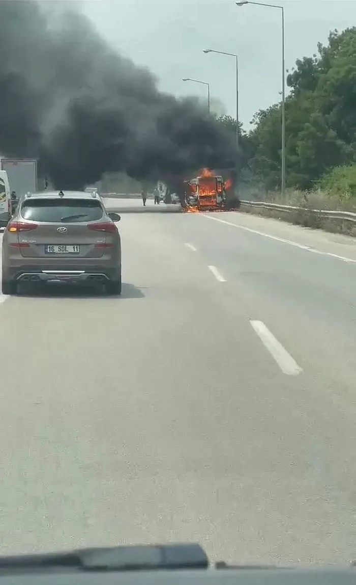 bursada-trafikte-korkutan-anlar-bir-anda-alev-aldi-1715349778108.jpeg Bursa'da trafikte korkutan anlar! Bir anda alev aldı - 1