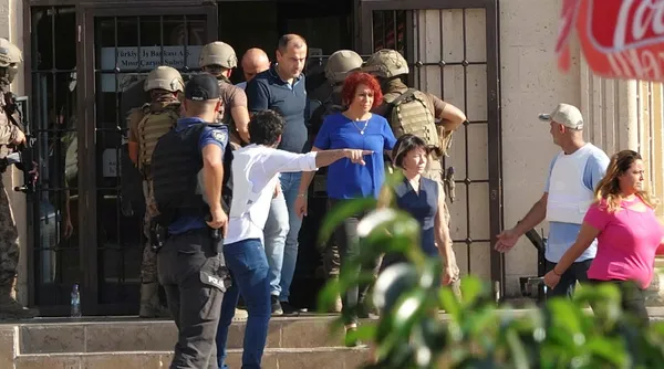Antalya'da bankada gerçekleşen rehine krizi sona erdi: Banka müdürü ve çalınalar kurtarıldı! Zanlı gözaltında - 5