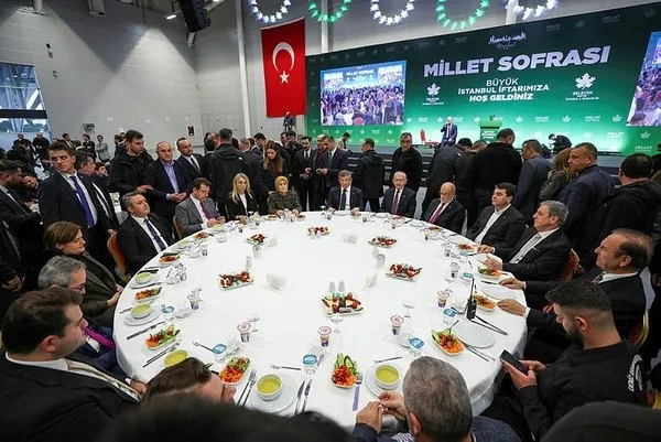 6'lı koalisyonun katıldığı iftarda skandal! CHP'li vekil Veli Ağbaba yaşlı adamı masadan uzaklaştırıp kovdu - 3