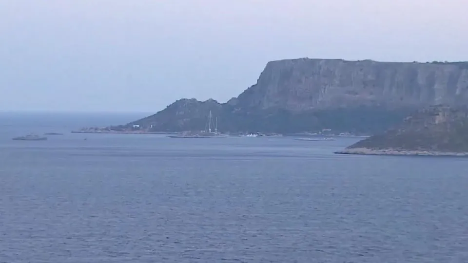 Yunanistan anlaşmalara rağmen adaları silahlandırıyor