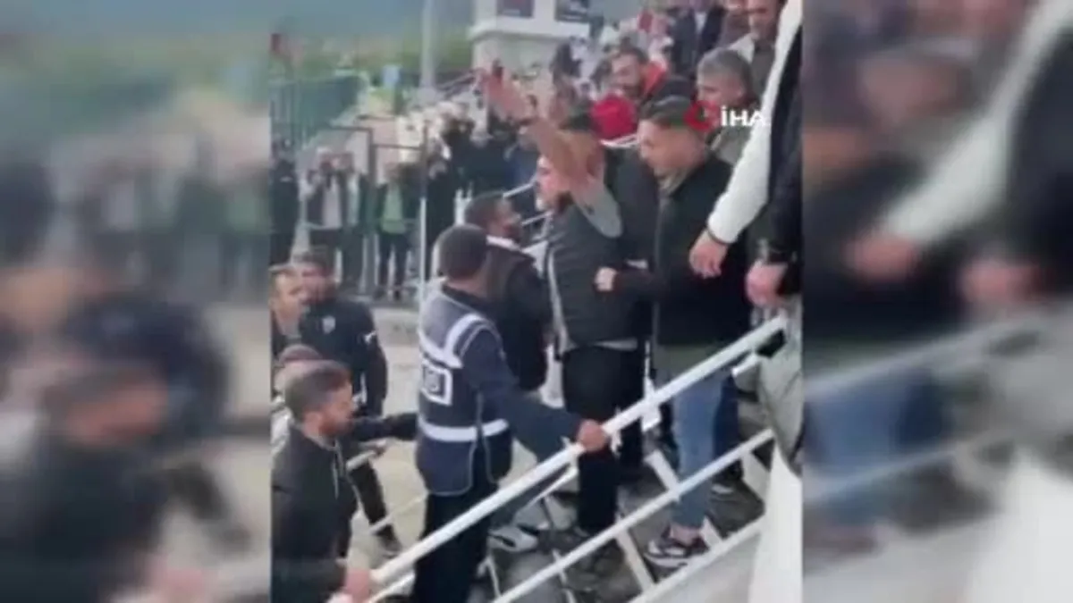 Amatör lig maçında bitiş düdüğüyle saha karıştı