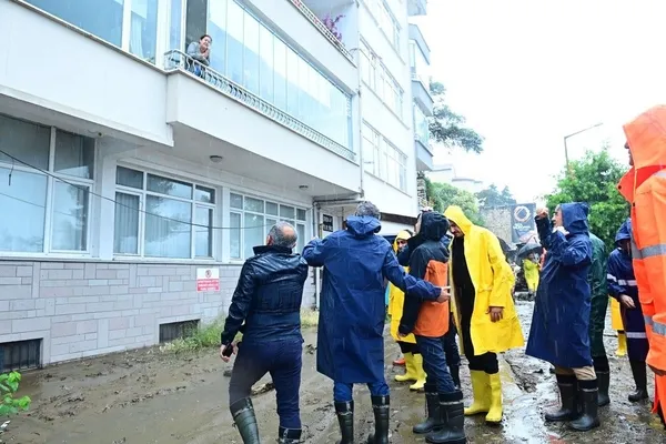 Sel bölgesinde son durum! Devlet tüm imkanlarıyla seferber oldu | Doğu Karadeniz’e flaş uyarı! Bakan Ali Yerlikaya duyurdu