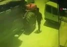 Malatyada yolda yürüyen vatandaş iki aracın arasına sıkıştı!