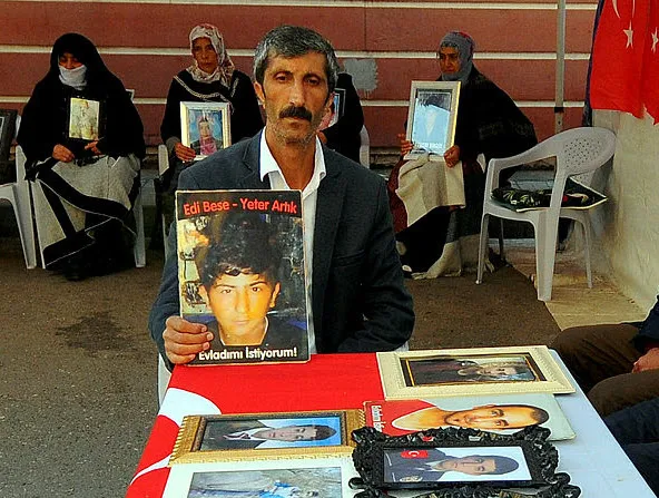 Evlat nöbetindeki babadan oğluna çağrı! Türk askerine polisine teslim olun