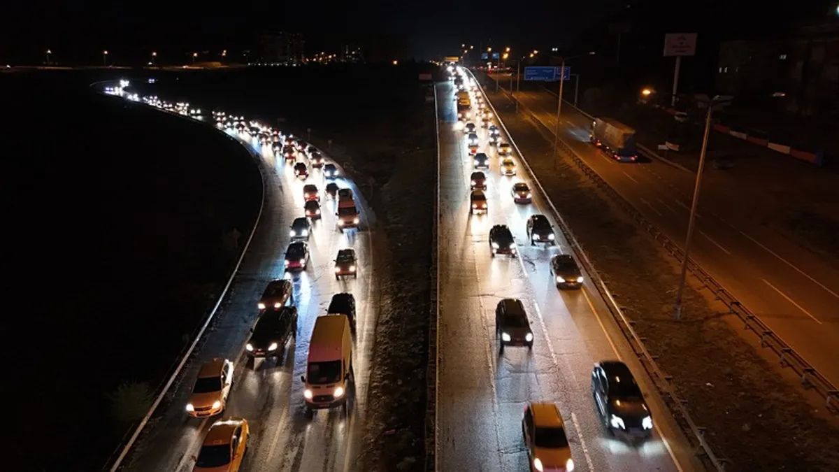 Tatilciler dönüş yolunda! Kilit kavşakta yoğunluk sürüyor