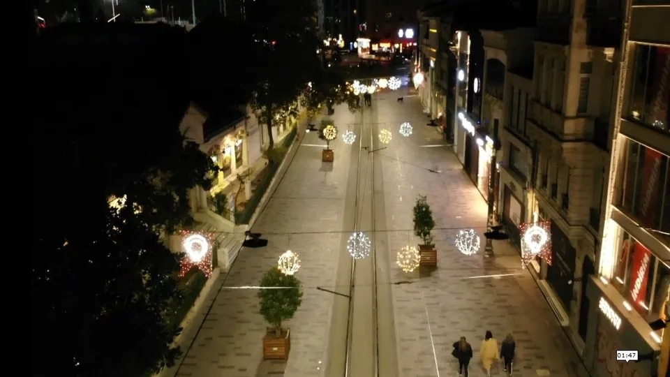 Sokağa çıkma yasağından dakikalar sonra İstiklal Caddesi