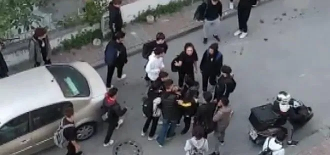İstanbul’da liseli kavgası! Sokak ortasında birbirlerine girdiler