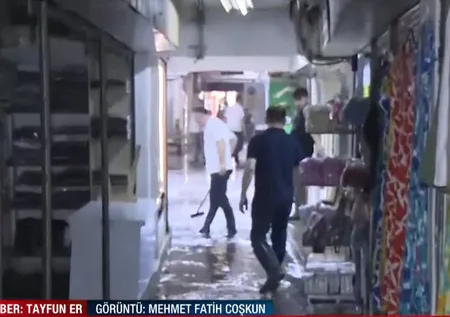 İzmir'in kalbi sular altında! CHP'li İzmir Büyükşehir Belediyesi çivi bile çakmadı