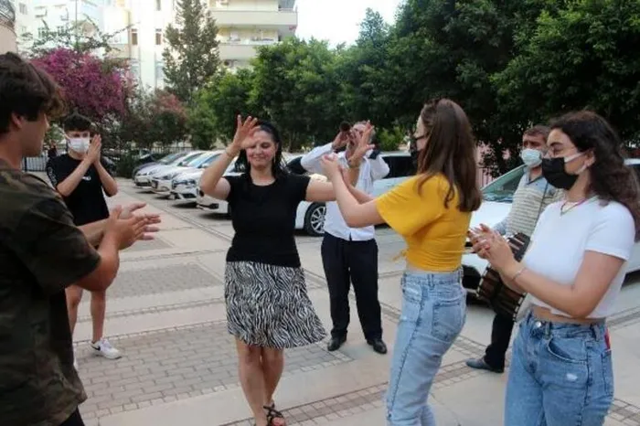 2 yıl sonra boşanma davasını kazanınca davul zurnayla kutladı - 1