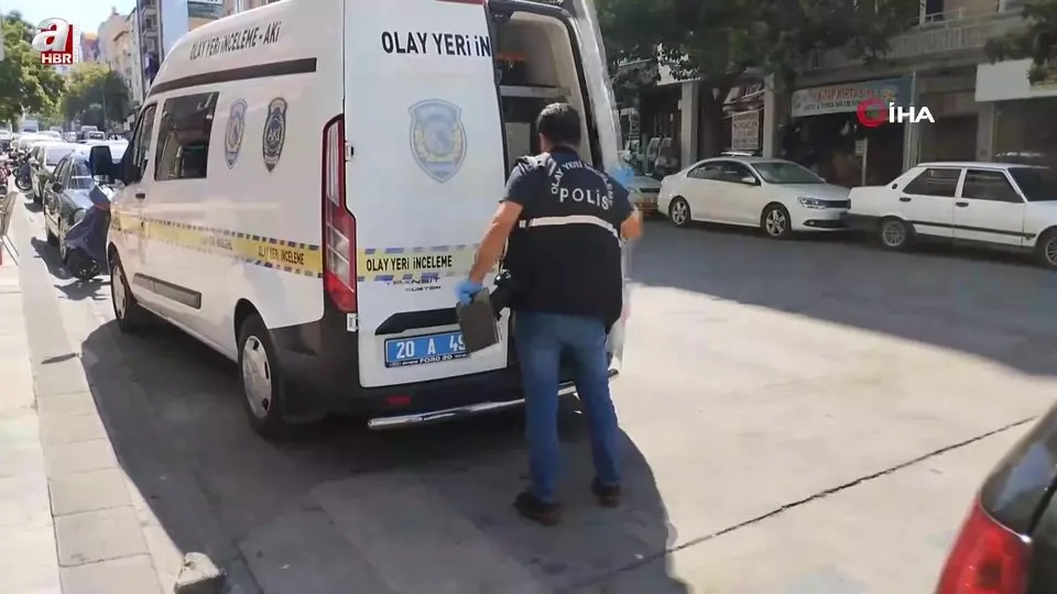 Yaşlı adam binanın teras katındaki demirlerde asılı bulundu
