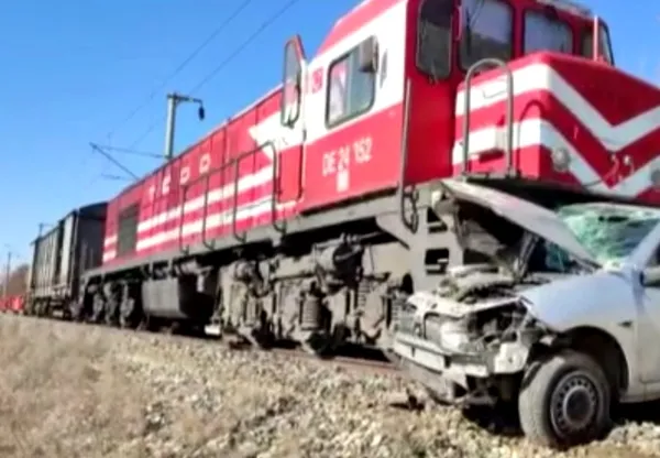 son-dakika-ankarada-yuk-treni-otomobile-carpti-olu-ve-yaralilar-var-1644226922734.jpg