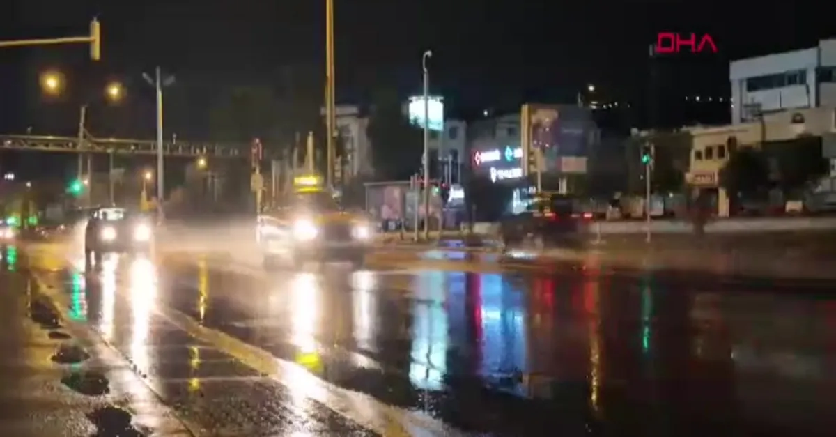 İzmir'de sağanak yağış etkili oldu