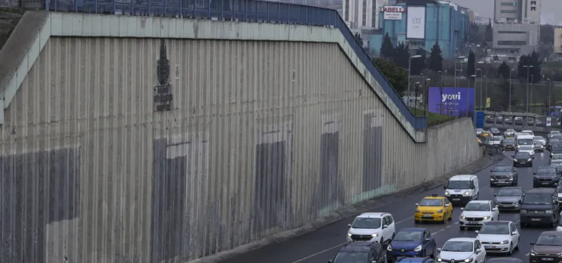 İstanbul'un rengi soldu! İBB'nin söktüğü dikey bahçeler yerini gri duvarlara bıraktı