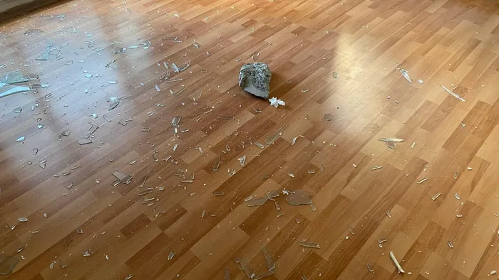 1721544046019.jpg Pişkin kiracı evi talan etti! Kirayı ödemedi bir de camı çerçeveyi indirdi! İstanbul'da klasikleşen manzara... - 2