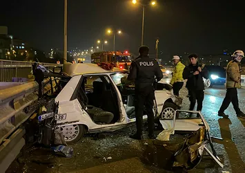 İstanbul'da gece yarısı feci kaza! 2'si ağır 4 yaralı