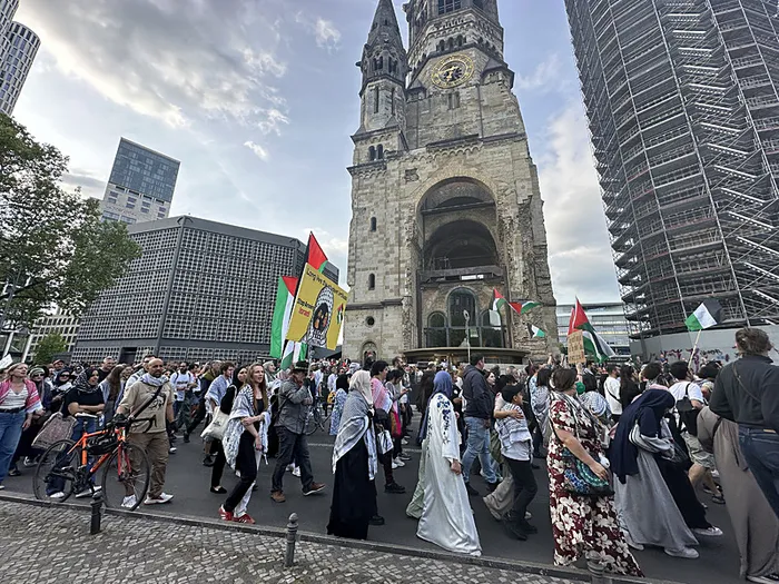 Berlin’de Filistin’e destek gösterileri! Halk ayaklandı: Almanya finanse ediyor! İsrail öldürüyor sloganları