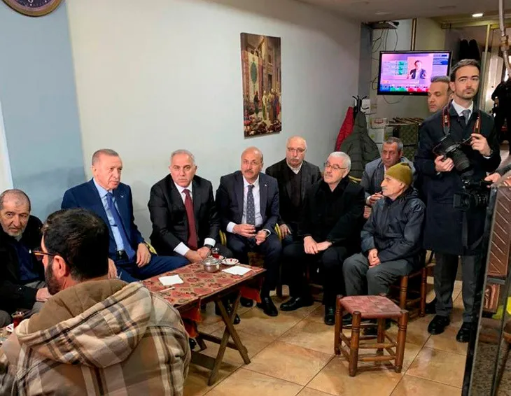 Başkan Erdoğan'dan Fatih'te esnaf ziyareti! Çay içip sohbet ettiler