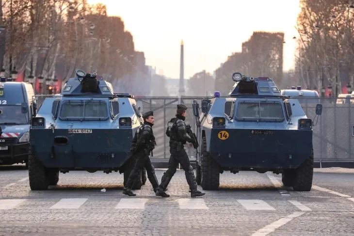 Fransa'da kaos büyüyor! Yağma, kargaşa, sokak olayları... OHAL ilan edilecek mi? Macron'dan ateşi körükleyen adım
