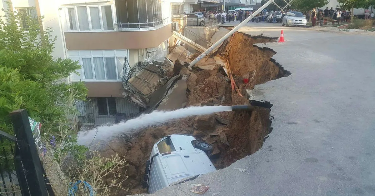 İzmir'de istinat duvarının çökme anı böyle görüntülendi!