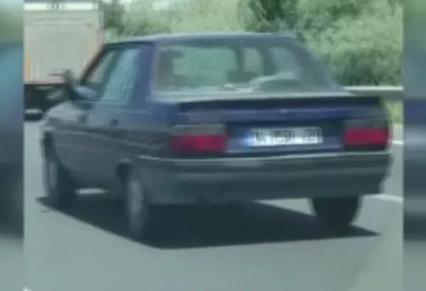 istanbulda-pes-dedirten-olay-surucu-bir-ayagini-camdan-cikarirken-diger-taraftan-da-cep-telefonuyla-oynayarak-1655623220867.jpg İstanbul’da pes dedirten olay! Önce ayağını camdan çıkarttı sonra telefonuyla oynadı - 3