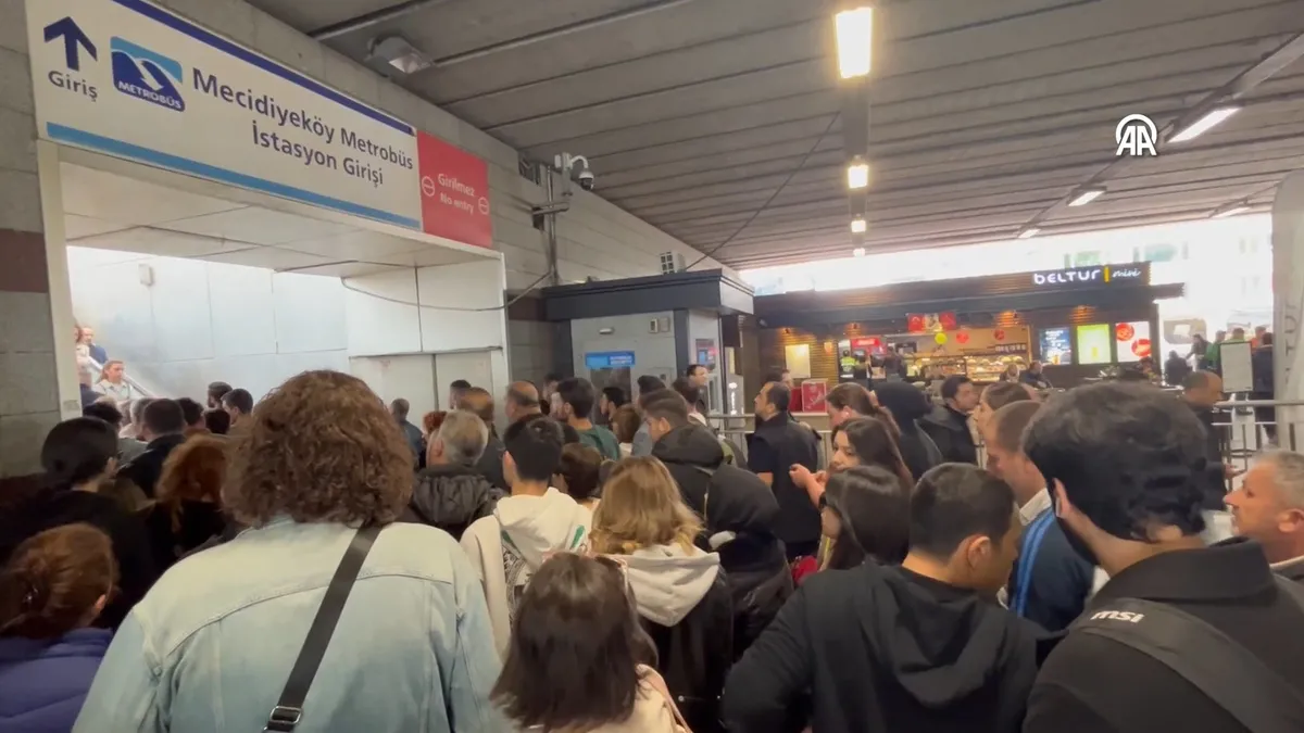 Mecidiyeköy metrobüs durağında yürüyen merdiven arızası yoğunluğa neden oldu