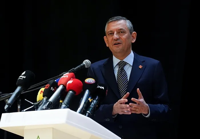 baskan-erdogandan-chp-genel-baskani-ozele-500-bin-liralik-manevi-tazminat-davasi-1744386483533.jpeg (Fotoğraf: AA)