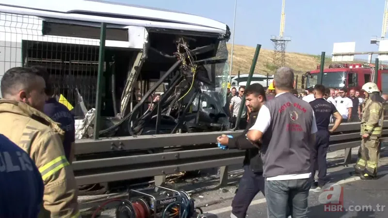 Sefaköy'de iki metrobüs çarpıştı! İşte kaza yerinden görüntüler 24