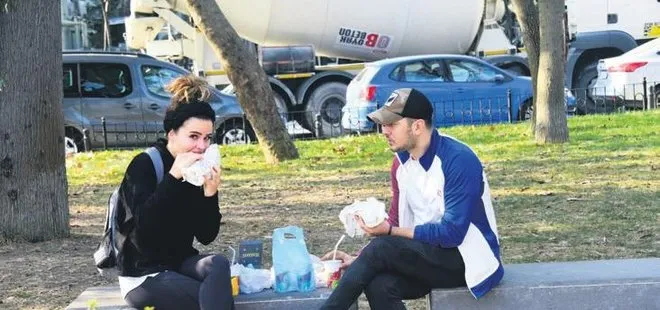 Oyuncu Sarp Apak ve eşi Bengisu Apak restoran yerine parkta karın doyurdu