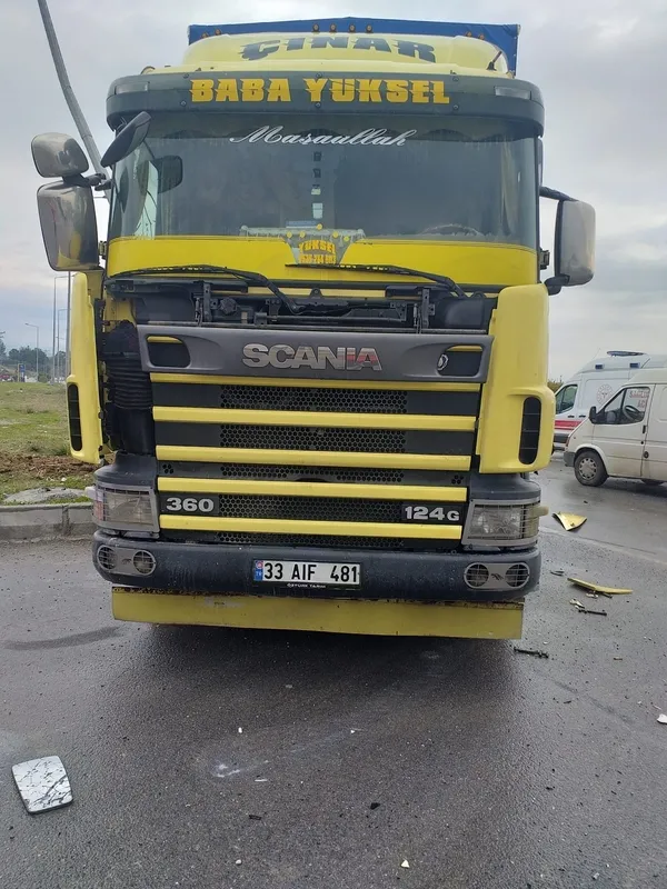 mersinde-yolcu-otobusu-ile-kamyon-carpisti-cok-sayida-yarali-var-1644311108886.jpg Mersin’de yolcu otobüsü ile kamyon çarpıştı! Çok sayıda yaralı var - 2