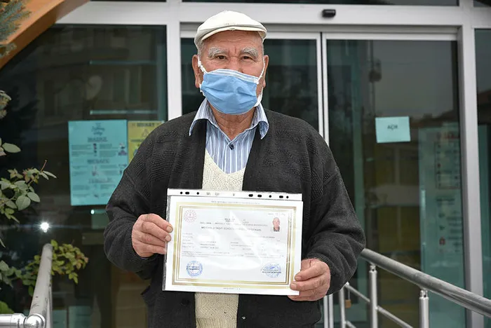 Koronavirüs 75 yaşında ehliyet sahibi yaptı - 1