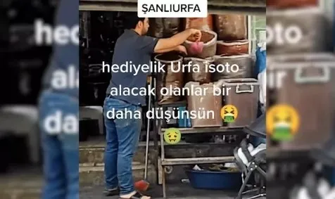 sosyal-medyayi-ayaga-kaldiran-goruntu-yere-dokulen-biberleri-satan-esnafa-ceza-alacak-olanlar-bir-daha-dusunsu-1652643191567.jpg Sosyal medyayı ayağa kaldıran görüntü! Yere dökülen biberleri satan esnafa ceza: "Alacak olanlar bir daha düşünsün" - 2