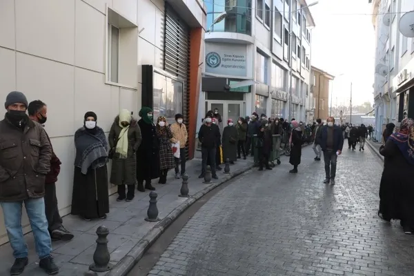 Kovid-19 salgınına rağmen Sivas'ta korkutan kuyruk! Skandal görüntüler - 2