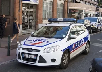 Fransa'da öğrencilerin üzerine araç sürüldü