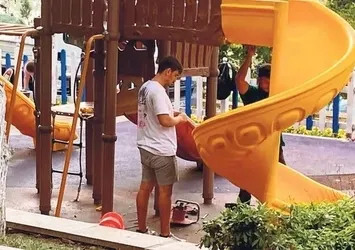 Kırık kaydırak faciası! Küçük çocuk hayat mücadelesi veriyor