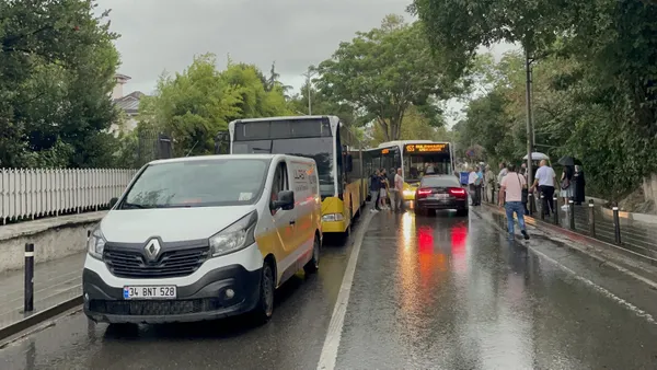 iett-otobusu-ve-otomobil-surucusu-arasinda-yol-verme-meselesi-trafigi-birbirine-kattilar-1660560401787.jpg İETT otobüsü ve otomobil sürücüsü arasında yol verme meselesi! Trafiği birbirine kattılar - 3
