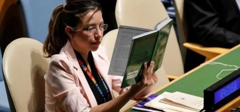 Trump, tehditler savururken Venezuelalı diplomat okuduğu kitapla gündem oldu