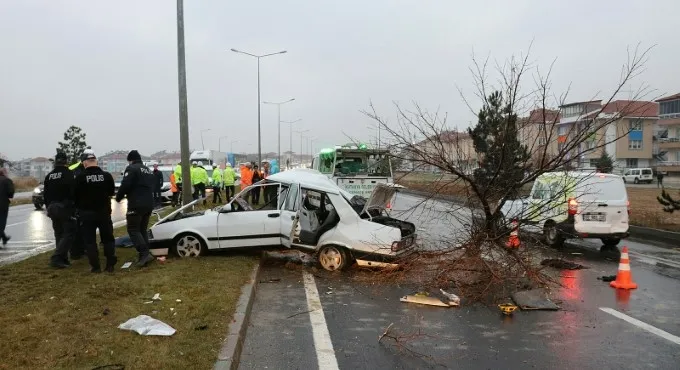 Kütahya'da otomobil önce ağaca sonra direğe çarptı: Ölü ve yaralılar var - 2