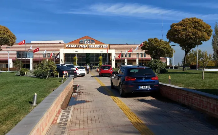 Son dakika: CHP'li Kemalpaşa Belediyesine rüşvet operasyonu: 11 gözaltı - 4