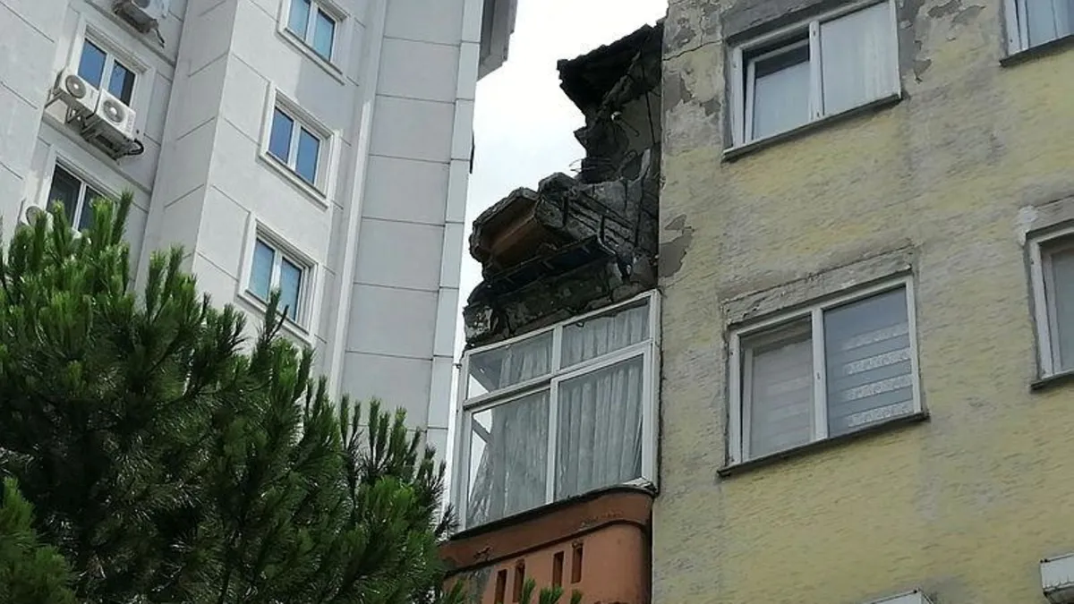 Kartal'a büyük panik! 4 katlı binanın balkonu çöktü