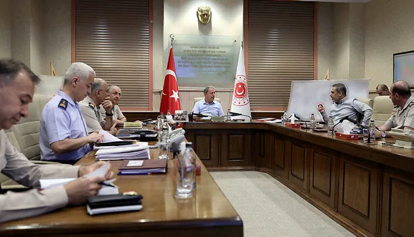 Bakan Hulusi Akar ve Hakan Fidan'dan Barış Pınarı Harekatı için kritik toplantı - 1