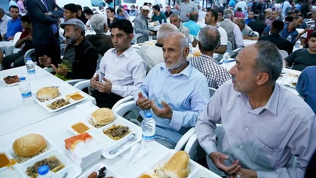 iftar-cadiri-istanbul-2023-ibb-iftar-cadirlari-nerede-ne-zaman-kurulacak-yenikapi-besiktas-kadikoy-uskudar-1679465344280.jpg