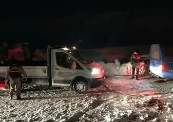 Yolda kalan vatandaşın yardımına jandarma koştu