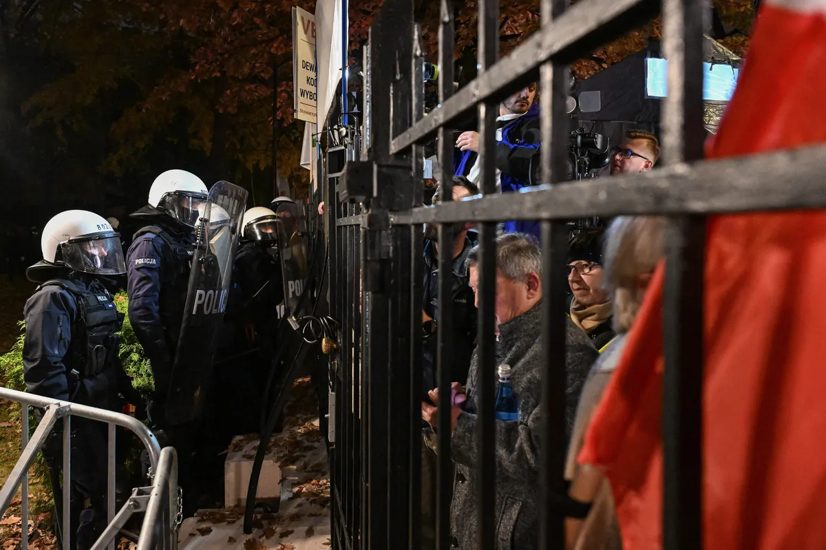 CANLI Polonya’da büyük kriz! Başbakan Tusk’tan Anayasa Mahkemesi’ne polis baskını - 1