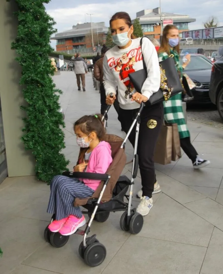 Demet Akalın 6 yaşındaki kızı Hira�yı bebek arabasıyla gezdirdi