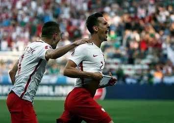 Polonya tek attı üç aldı!