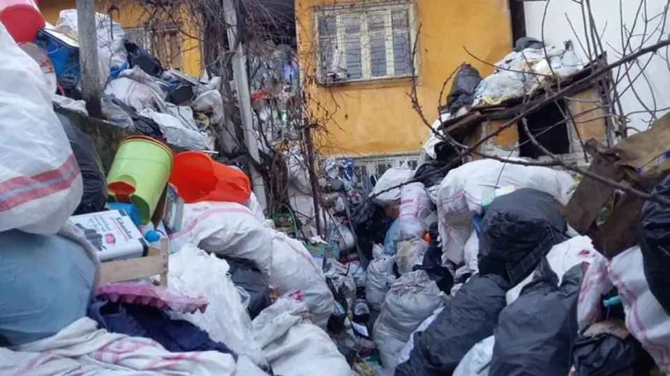 Türkiye'yi şoke eden çöp ev!